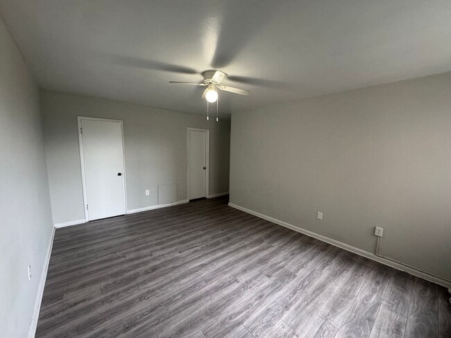 Building Photo - Beautiful 2-Bedroom 2-Bathroom 1st Floor Gold Coast Condo