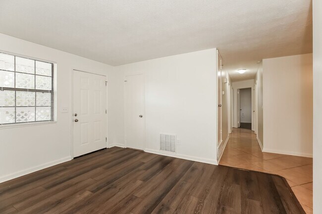 Building Photo - 3 BR/2BA | Newly Renovated Single Family Home |  Front and Back yard | In Jacksonville!
