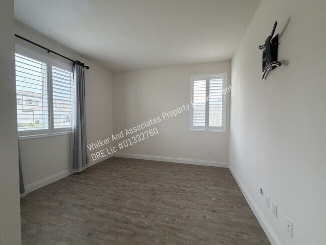 Building Photo - 327 Las Flores Dr