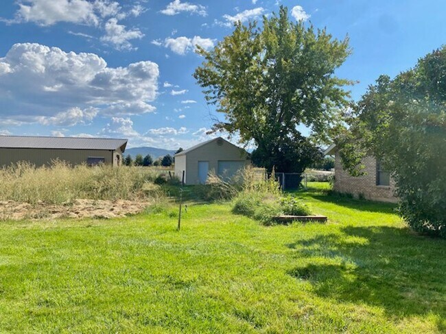 Building Photo - Beautiful home single level entry with out buildings and amazing landscaping - shorter term lease...