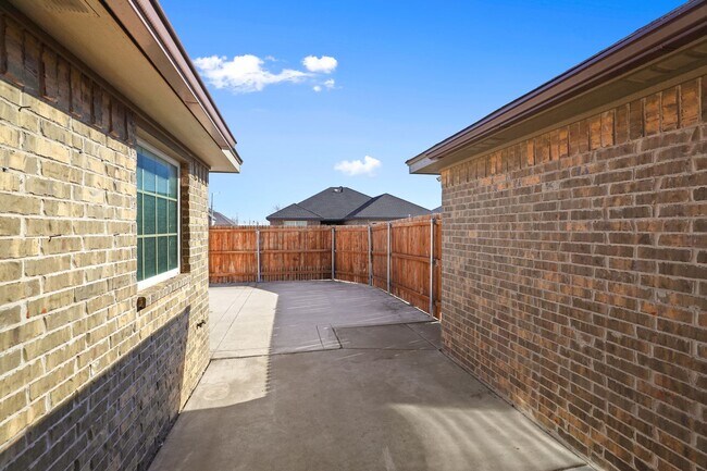Building Photo - Stunning with 4 bedrooms in City View!