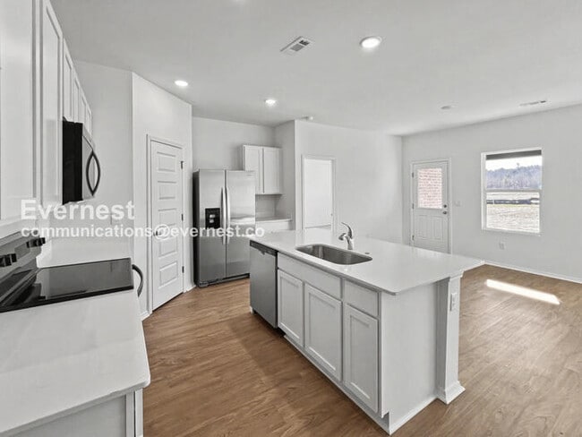 Building Photo - 106 E Sunbelt Ct