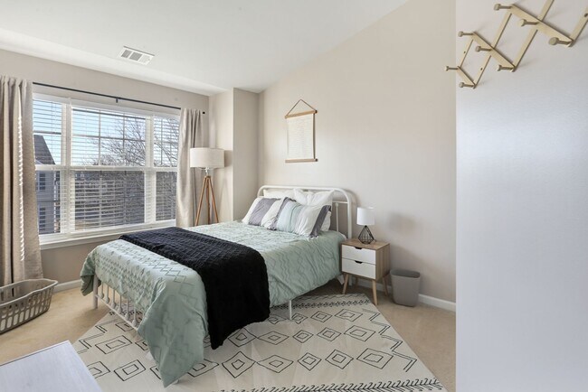 Building Photo - Charming 3 BD - 2.5 BA townhome located so...