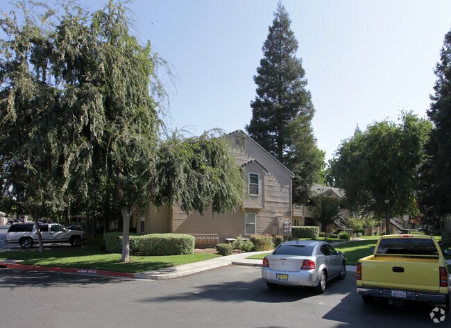 Building Photo - Sierra Ridge
