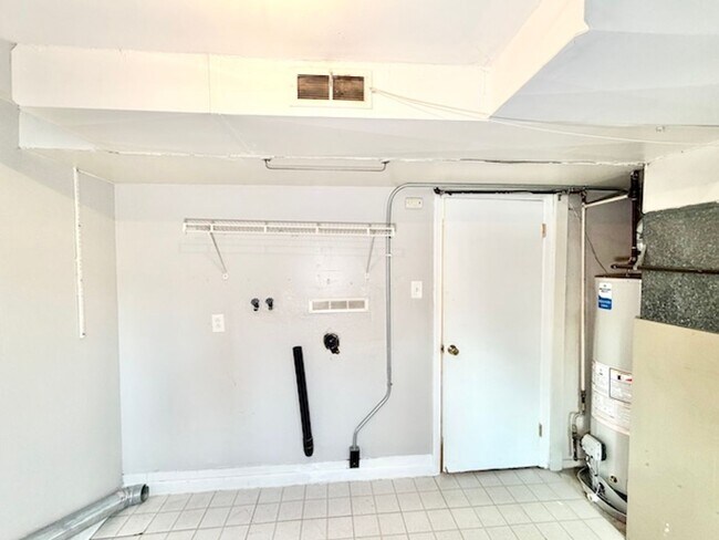 Building Photo - 387 S Queen Cir