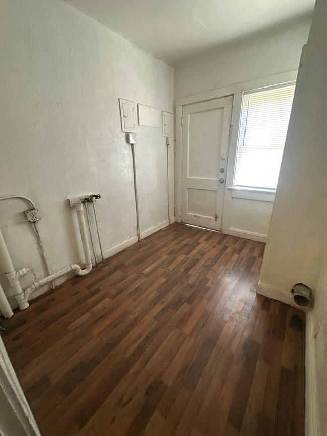 Building Photo - 412 SE 15th- Four Plex