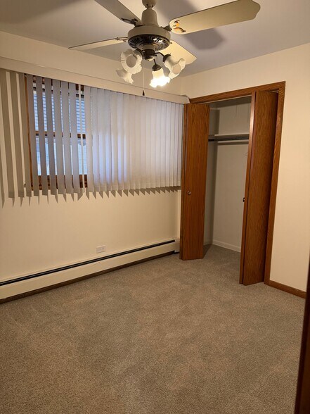 Building Photo - 6614 W Devon Ave