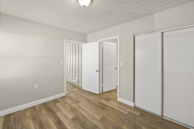 Building Photo - 402 Sunny Ln