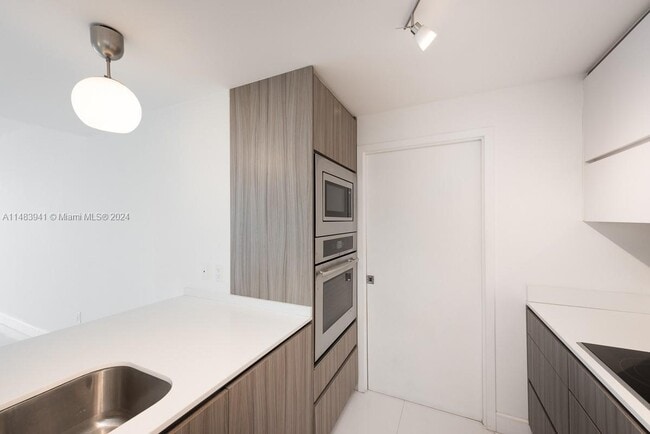 Building Photo - 600 NE 27th St