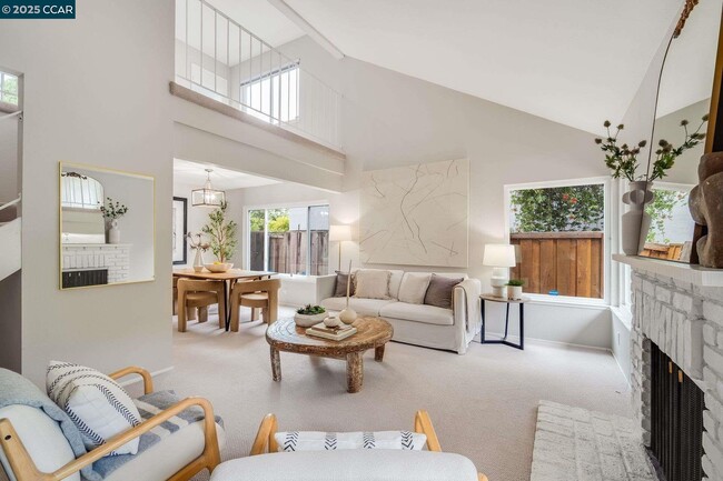 Building Photo - 4695 S Larwin Ave