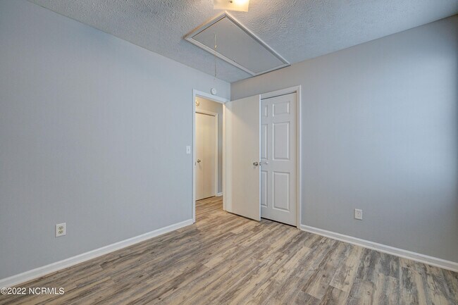 Building Photo - 617 Varsity Dr