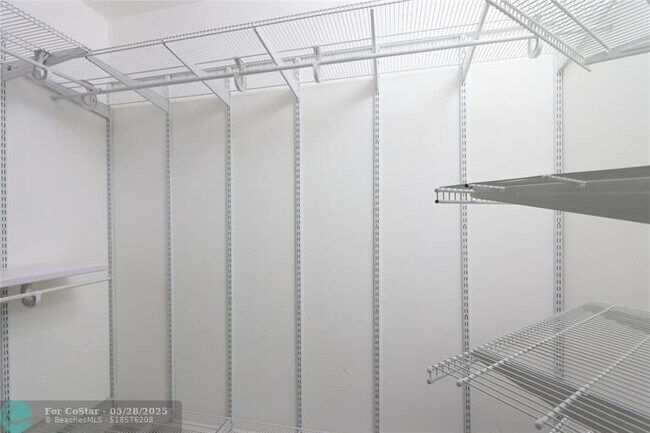 Building Photo - 411 N New River Dr E