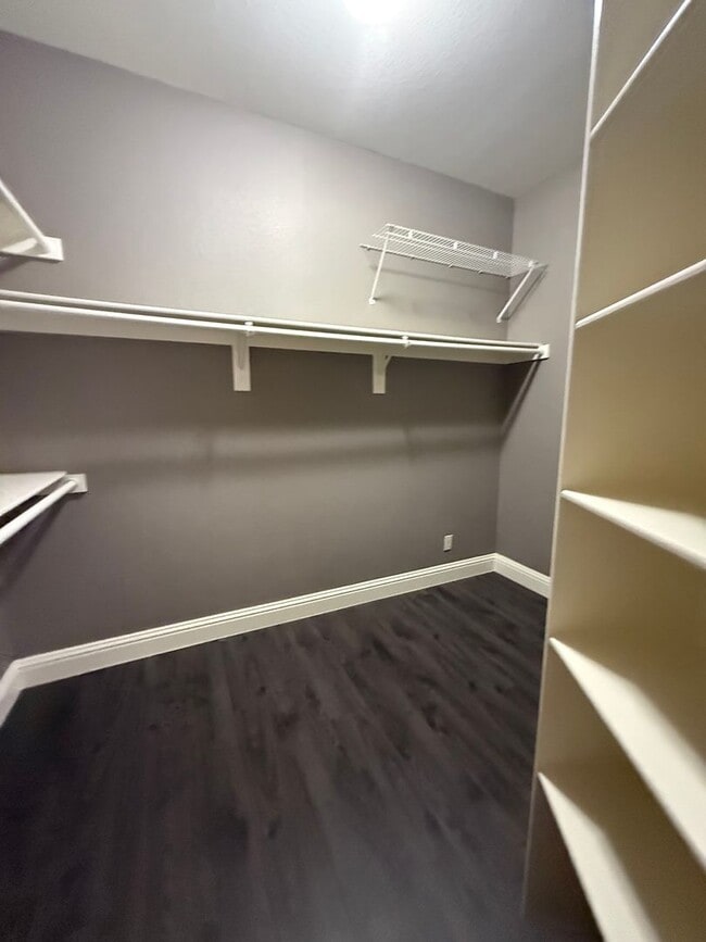 Building Photo - Beautiful 4 bedroom 2 bath home centrally located for added convenience