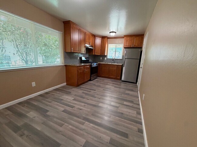 Building Photo - Updated 2 bedroom duplex near hospital