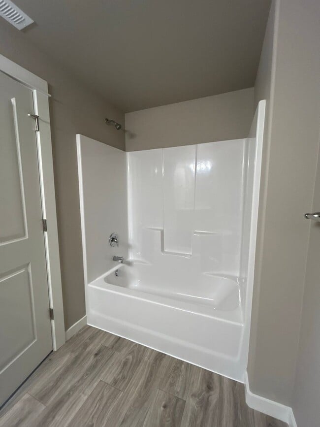 Building Photo - 3 Bedroom / 2 Bathroom Home in NW Redmond