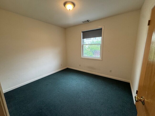 Building Photo - ***REDUCED SECURITY DEPOSIT*** Cottage style  5 bedroom apartment 3 1/2 blocks from campus