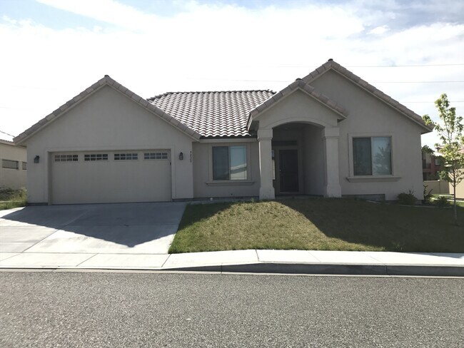 Primary Photo - Beautiful Three Bedroom In Kennewick - Move in Ready!!