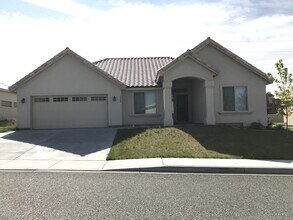 Building Photo - Beautiful Three Bedroom In Kennewick - Move in Ready!!
