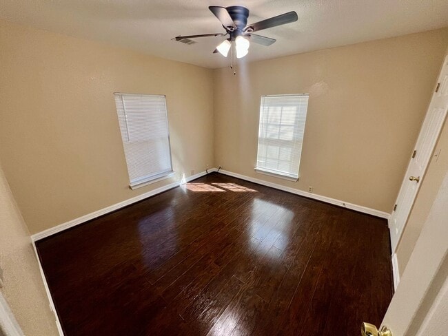 Building Photo - 502 Zennia St