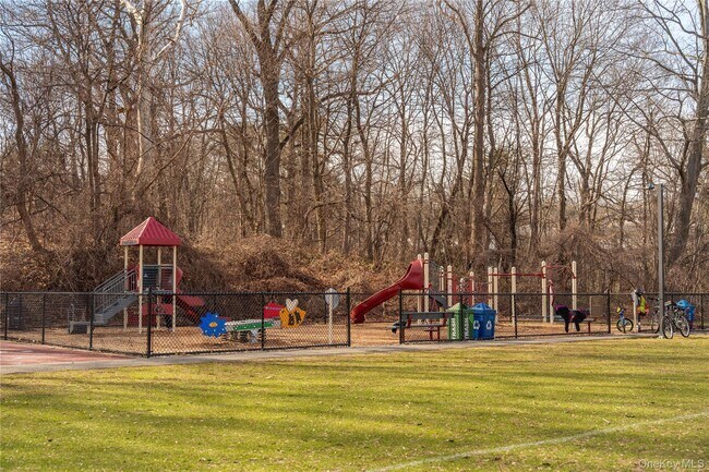 Building Photo - 1 Consulate Dr