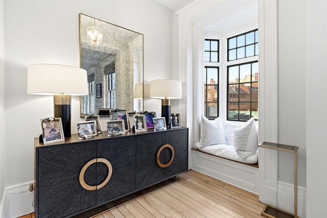 Building Photo - 50 River St