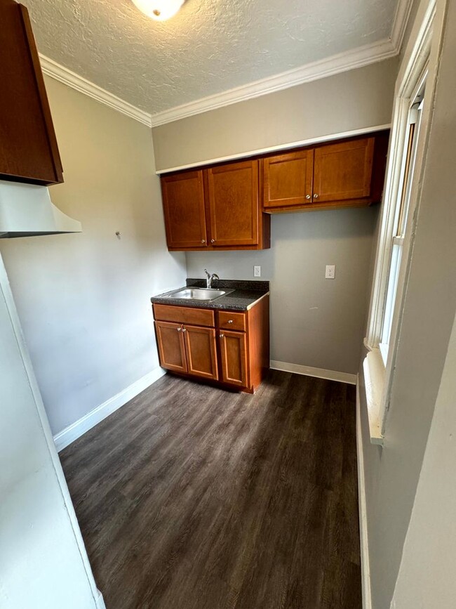 Building Photo - Lovely Two Bedroom Townhome with Fenced Yard