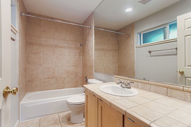 Building Photo - Nicely updated 1 bed 1 bath condo for rent...