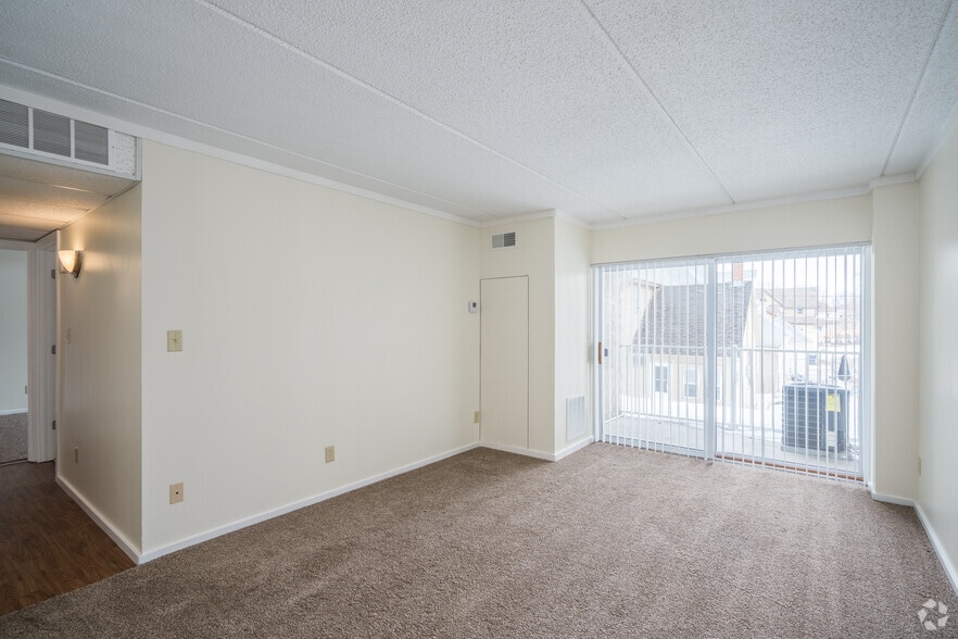 Living Room w/ Central Air Conditioning - River Bluff Apartments