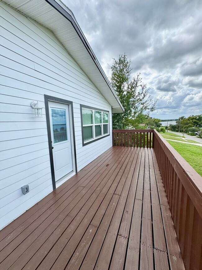 Building Photo - Downtown Clermont - Beautifully Renovated 2-Bed/1-Bath Upstairs Unit with Stunning Lake Minneola ...