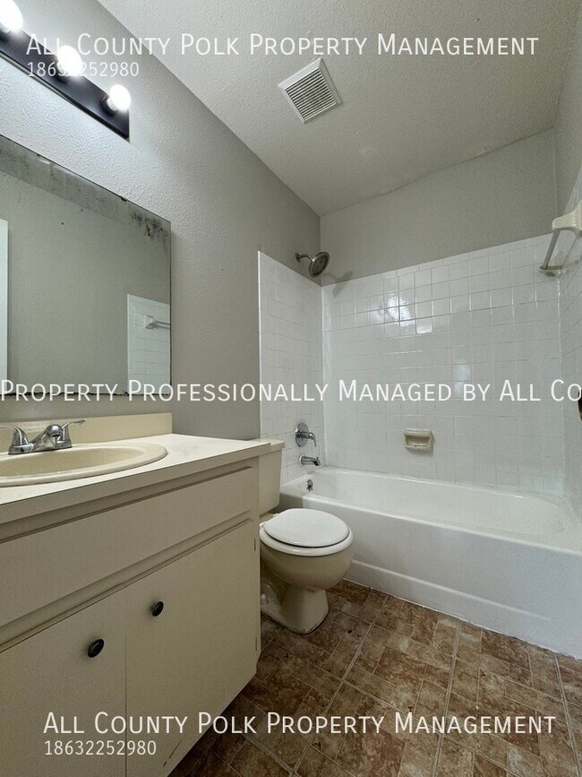 Building Photo - Excellent 2 Bedroom Duplex in Lakeland for...