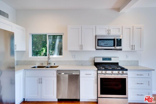 Building Photo - 1411 Cloverfield Blvd