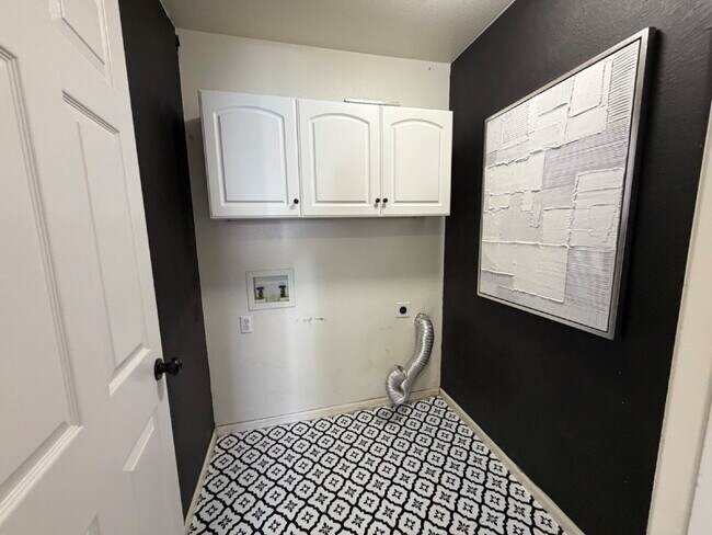 Building Photo - "4-Bedroom Home with 2.5 Baths in Picturesque Highlands Ranch! - Large private back yard!"