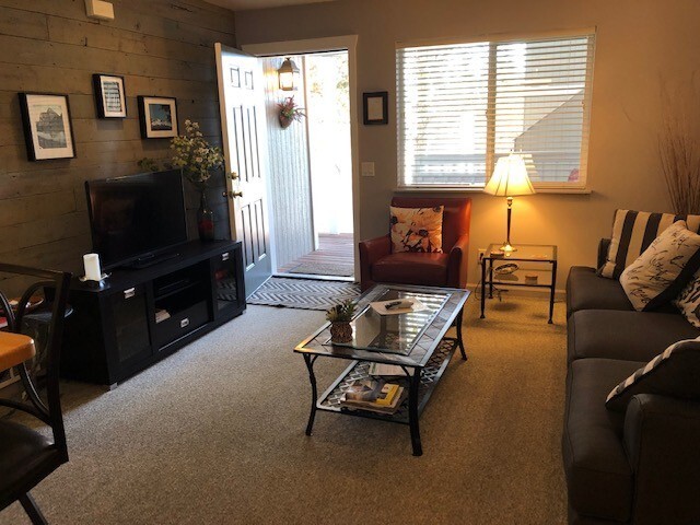 Building Photo - Furnished Condo NW Bend