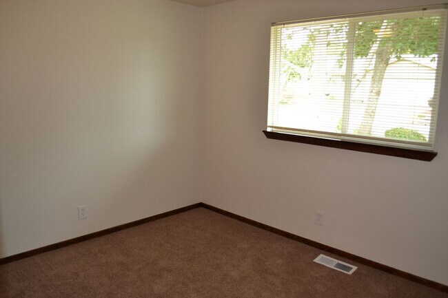 Building Photo - 489 Wormwood St SE