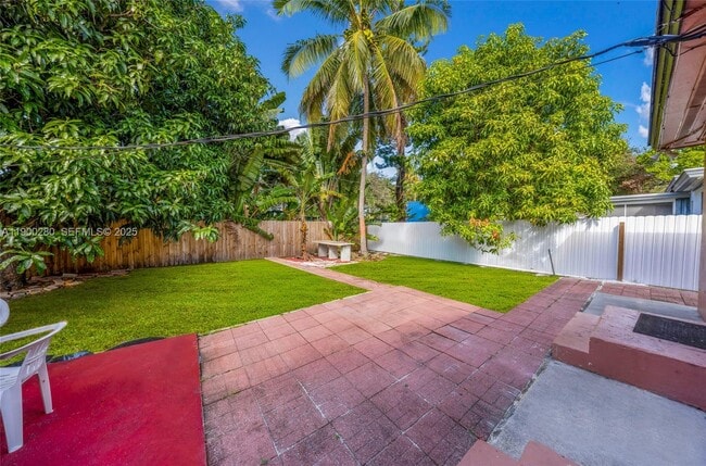 Building Photo - 526 S 28th Ave