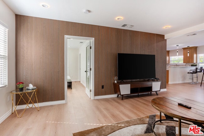 Building Photo - 1419 N Orange Dr