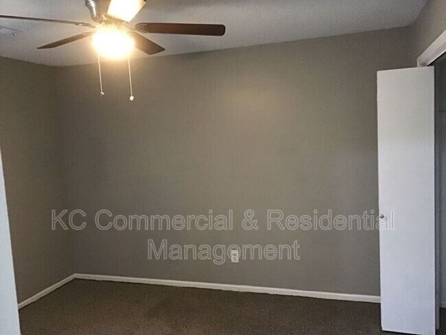 Building Photo - 208 W Meadow St