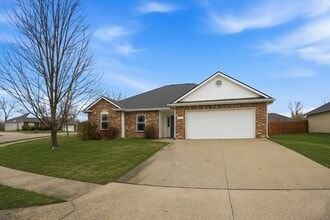 Building Photo - Three Bedroom/Two Bath/Fenced Yard/Community Pool