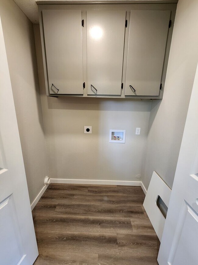 Building Photo - Spacious 4-Bedroom, 2.5-Bathroom Home AVAI...