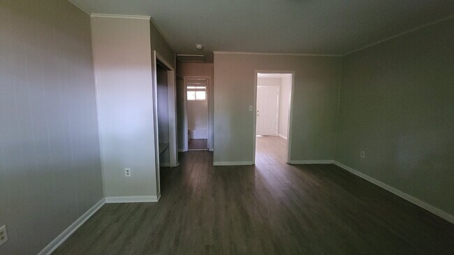 Building Photo - Section 8 accepted!!! 1 Month free!! Section 8 "Charming 1-Bed Oasis with Modern Comforts in Hunt...