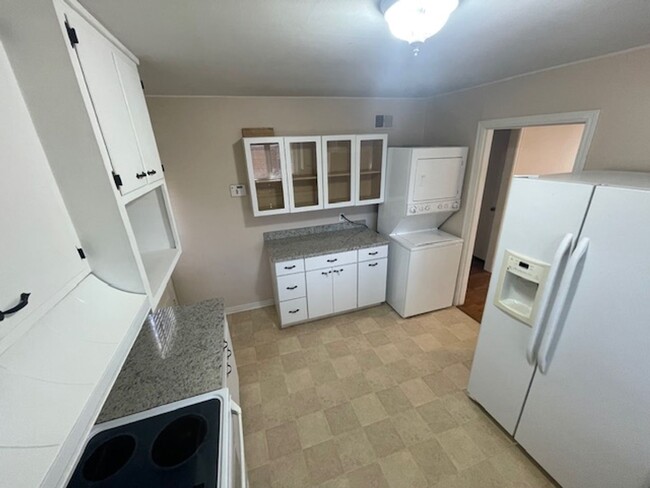 Building Photo - 3 Bed | 1 Bath | 1 Car Garage - Minutes fr...