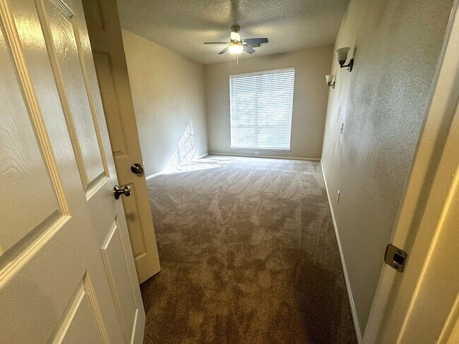 Building Photo - 772 Riverside Dr