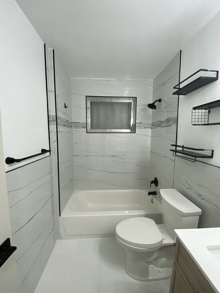 Building Photo - 1493 NE 148th St