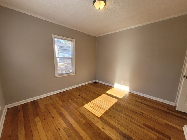 Building Photo - Great two bedroom duplex on Urbandale Avenue!