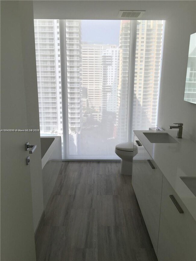 Building Photo - 1300 Brickell Bay Dr