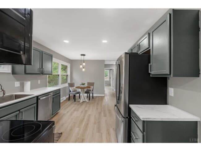 Building Photo - 3 Bedroom 1 Bathroom