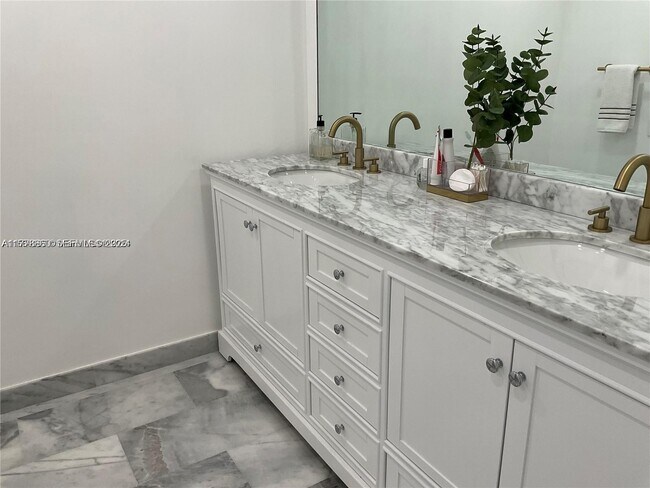 Building Photo - 10150 Collins Ave