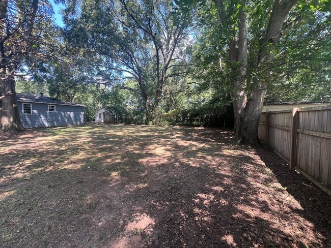 Building Photo - 3 bedroom 1 bathroom single level home