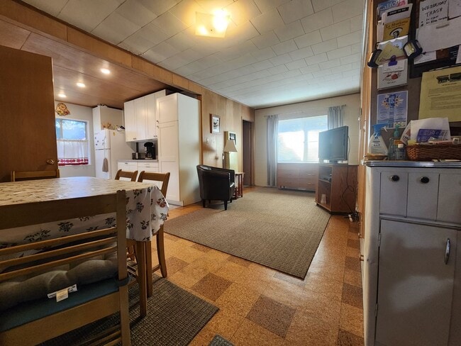 Primary Photo - SKI LEASE: Close to Bus Line, Full Kitchen...