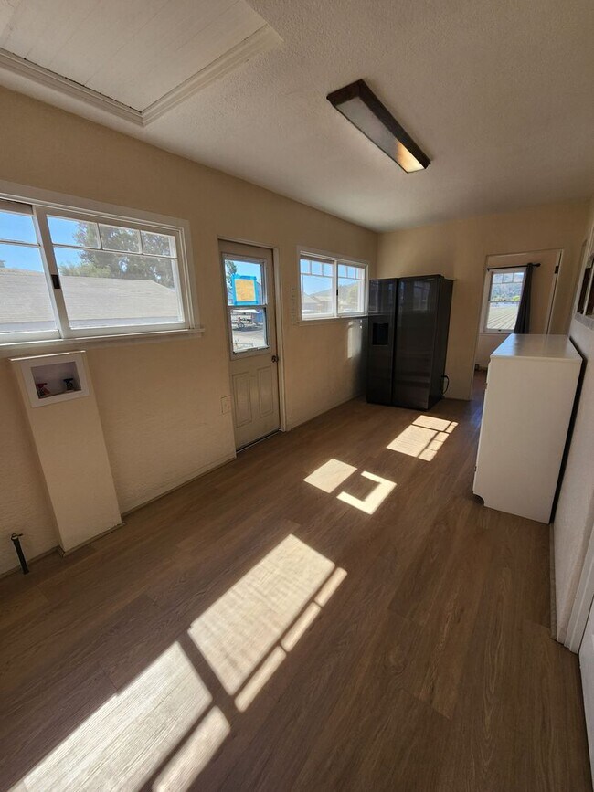Building Photo - Adorable and Spacious 4 Bedroom Farmhouse W/Bonus Room- Water, Trash and Wifi Included!